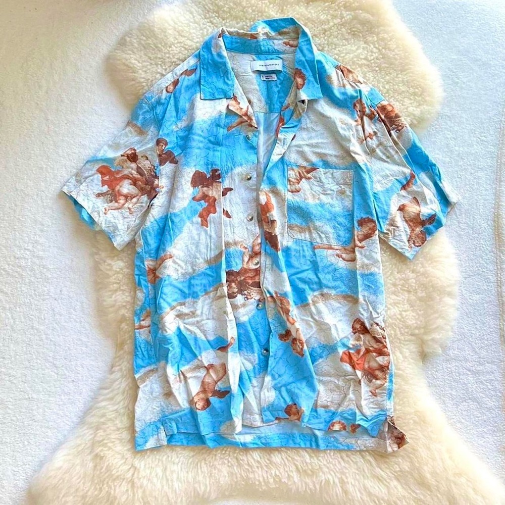 👼🏼URBAN OUTFITTERS LIGHT BLUE ALL OVER ANGEL/CHERUB BUTTON UP TOP👼🏼